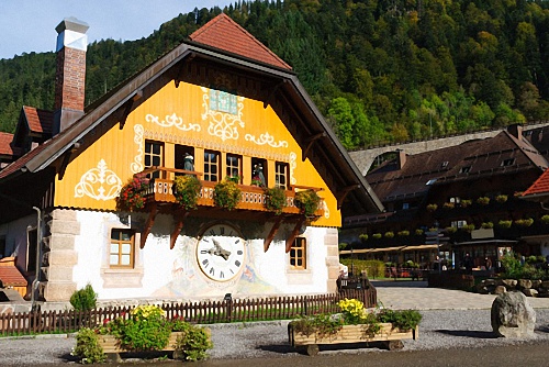 How Are Cuckoo Clocks Made?